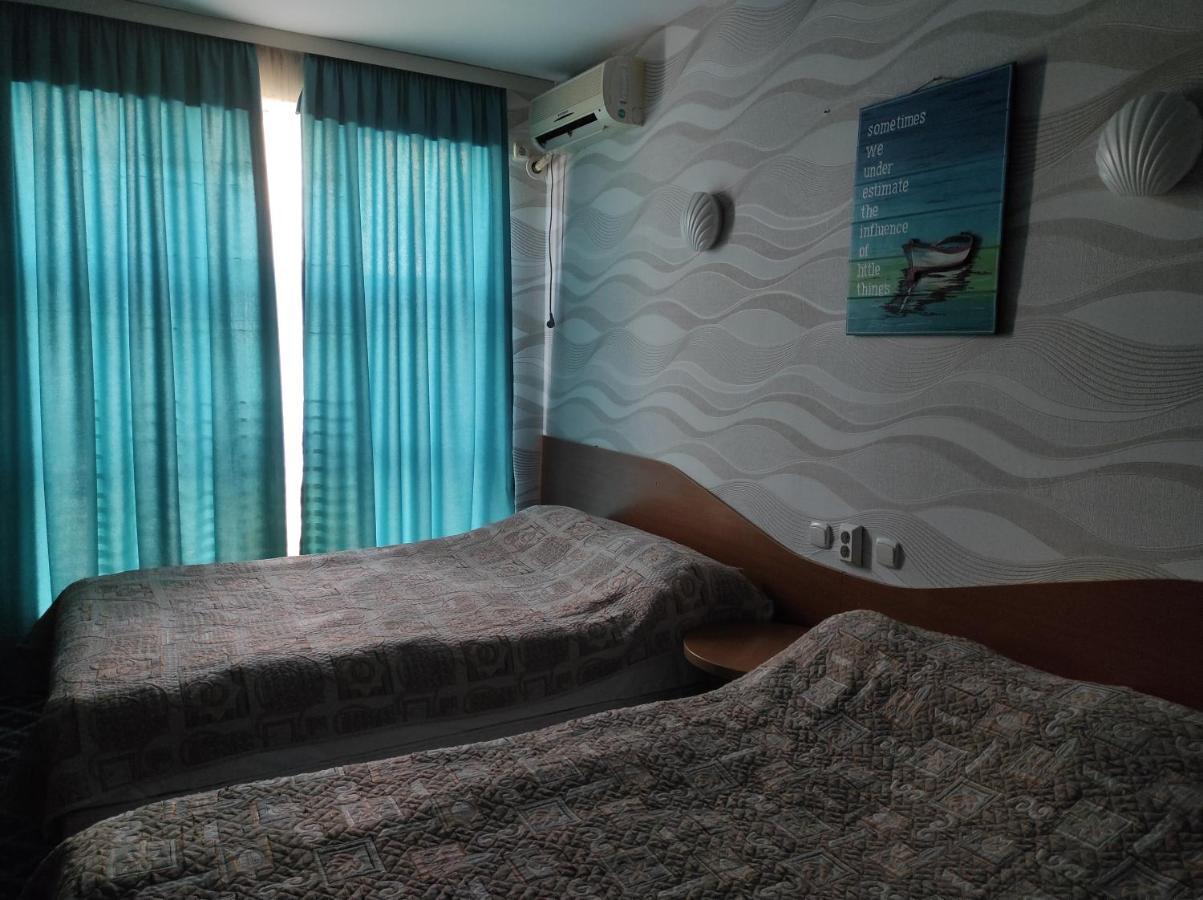 Three Dolphins Hotel Актау Екстериор снимка