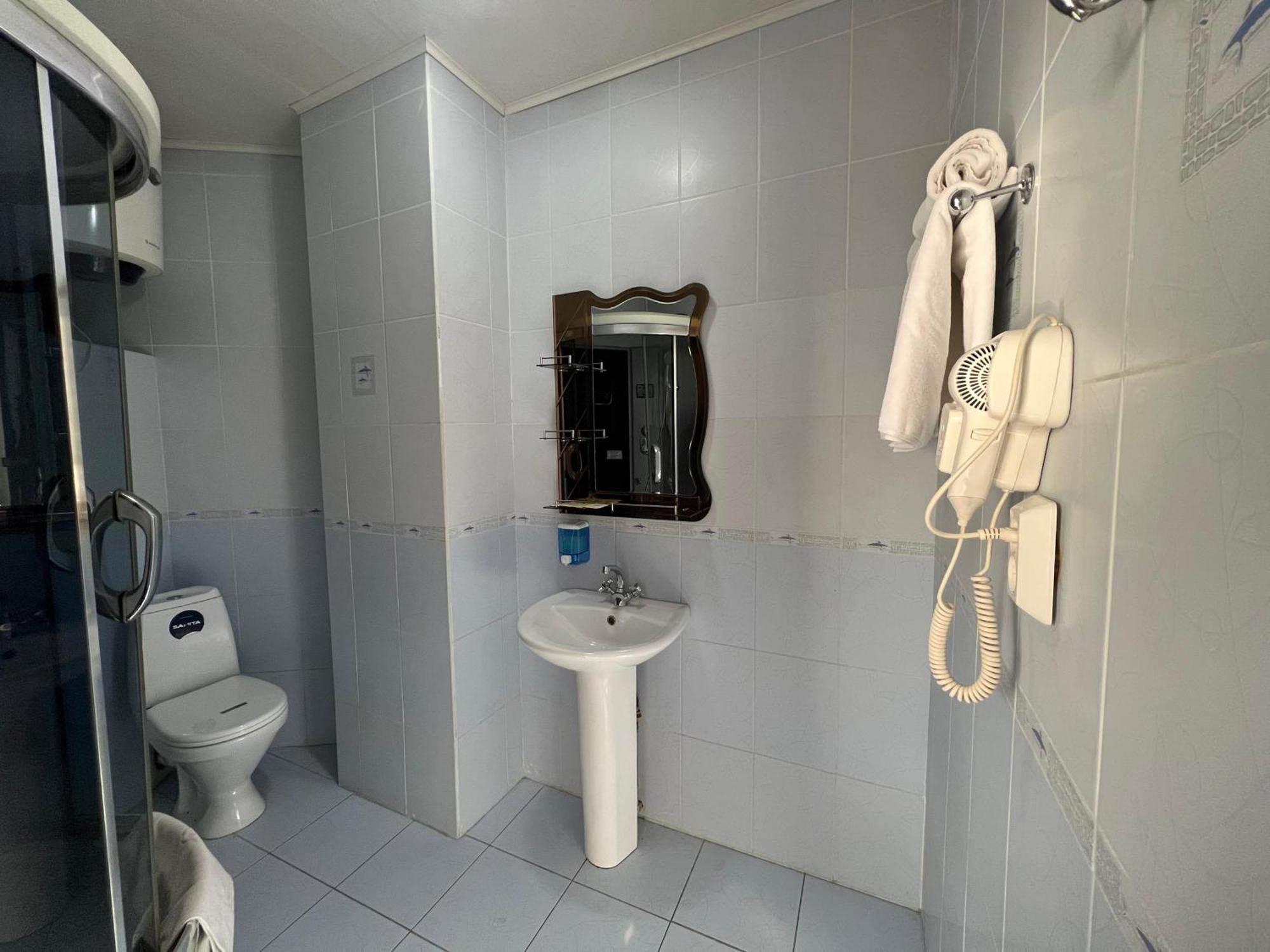 Three Dolphins Hotel Актау Екстериор снимка