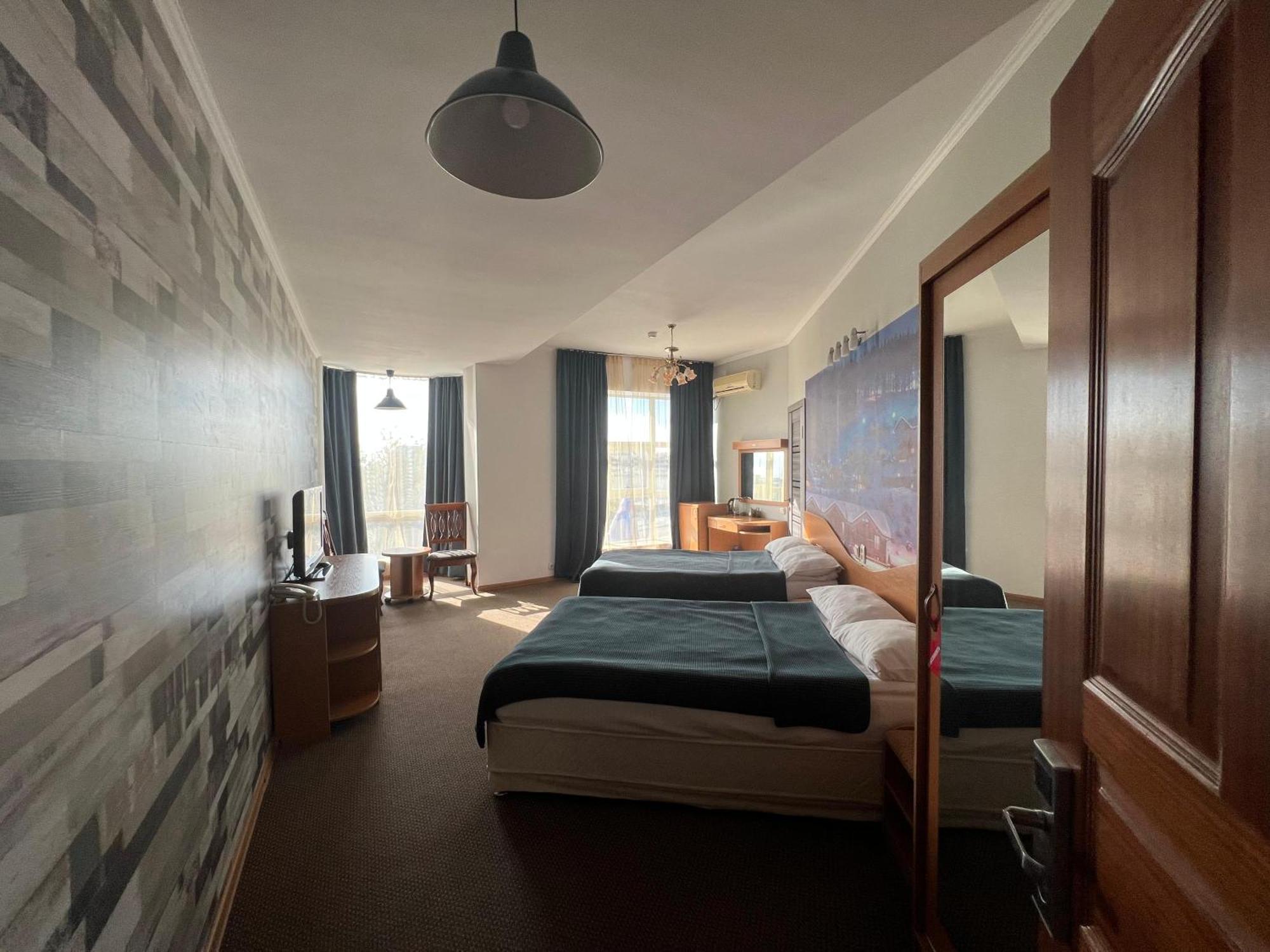 Three Dolphins Hotel Актау Екстериор снимка