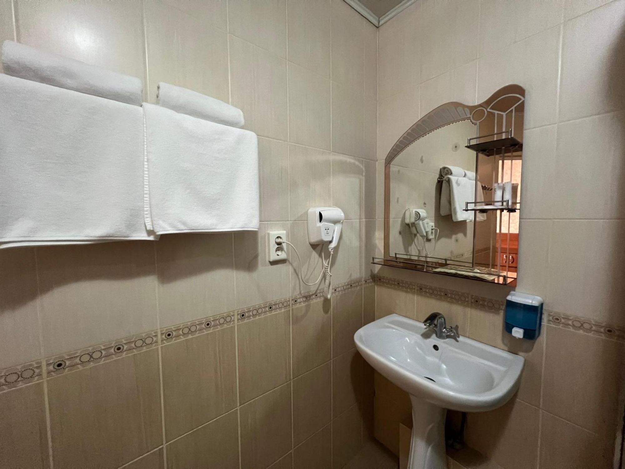 Three Dolphins Hotel Актау Екстериор снимка