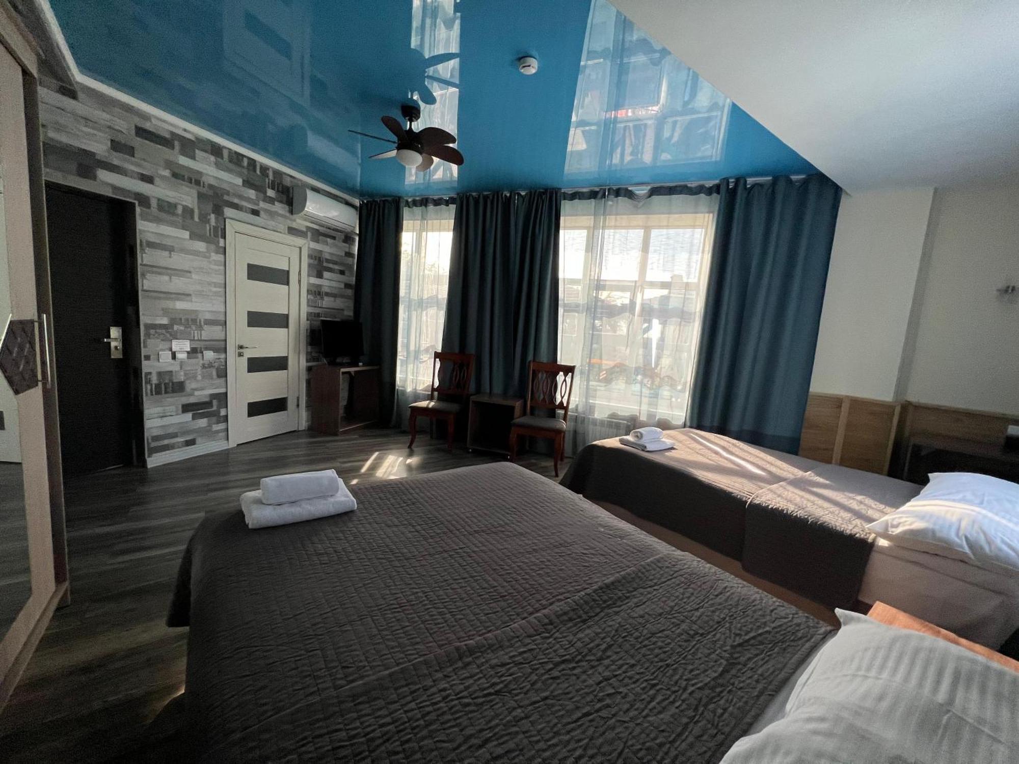 Three Dolphins Hotel Актау Екстериор снимка
